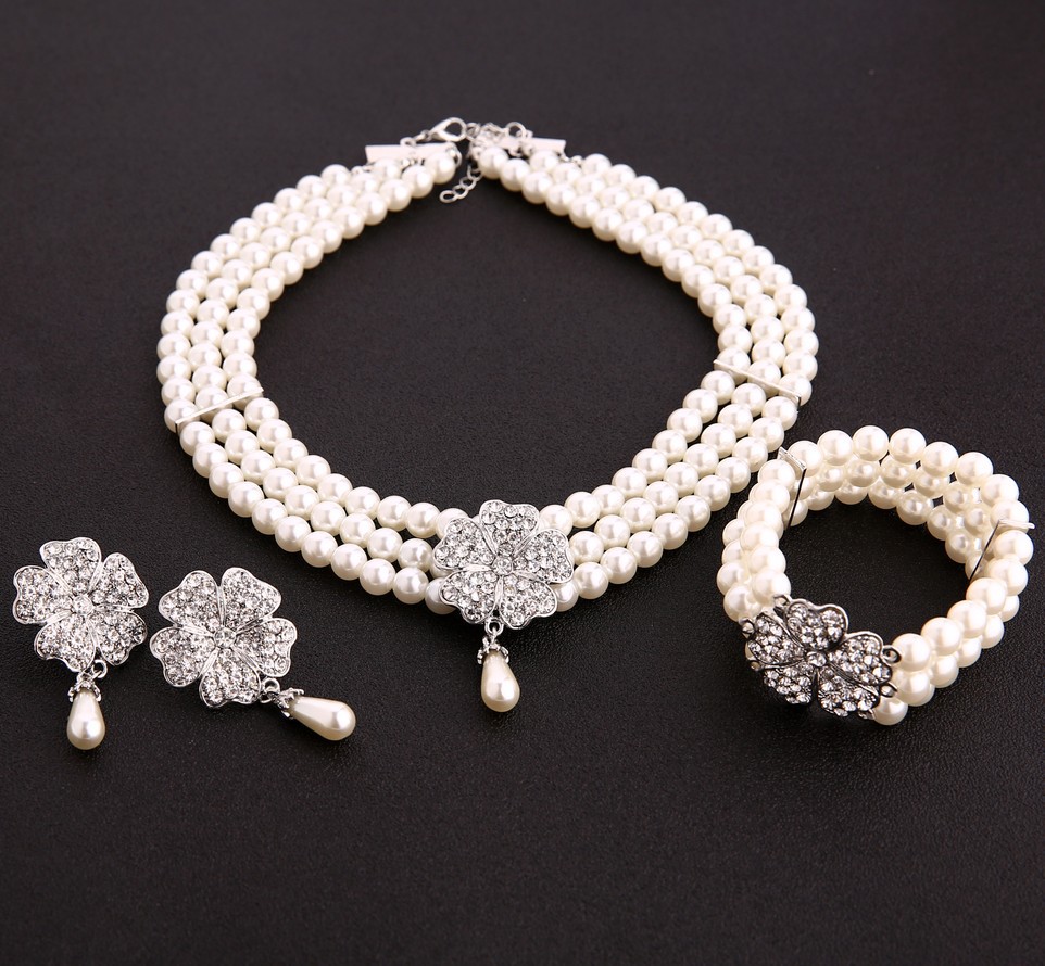 Women'S Accessories In The 1950S - Audrey Hepburn อาหารเช้าที่ Tiffanys 1950s เครื่องแต่งกายเครื่องประดับเครื่องประดับชุดสร้อยคอต่างหูสร้อยข้อมือ